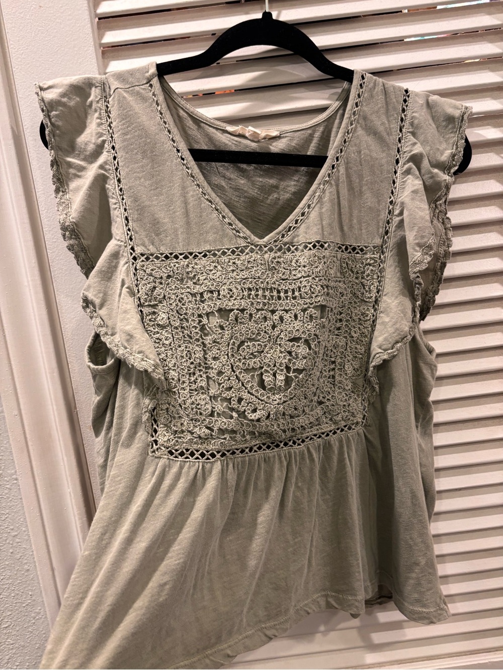 Lucky Brand 🍀Sage Green Crochet-Front Flutter Sleeve Top XL